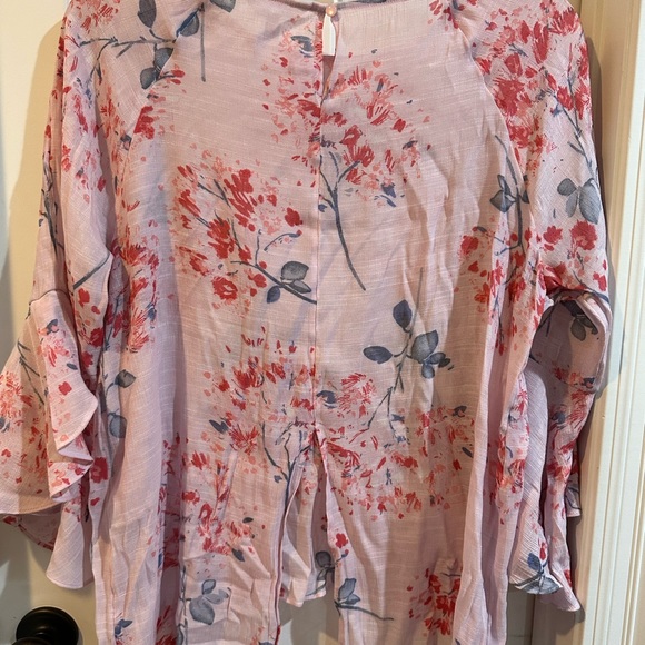 LC Floral 3/4 Bell Sleeve. Longer in front with a split back. Size XXL. - Picture 4 of 5